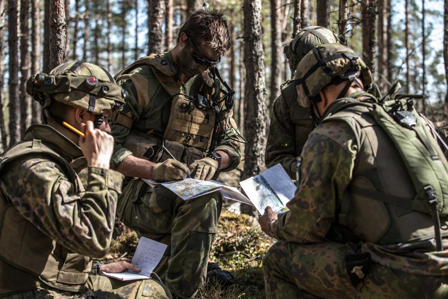 Suomalaiset ja yhdysvaltalaiset sotilaat yhteisessä käskynjaossa Arrow 18 -harjoituksessa. Kuva: Puolustusvoimat