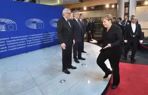 Kolmen EU:n keskeisimmän puheenjohtajan lisäksi suurimpien jäsenvaltioiden päämiehillä on keskeinen merkitys EU:n johtajuudessa. Kuvassa Saksan liittokansleri Merkel astuu kuvattavaksi yhdessä Euroopan komission, parlamentin ja Eurooppa-neuvoston puheenjohtajien kanssa ennen Euroopan yhdentymisen merkkihenkilön, liittokansleri Helmut Kohlin muistoseremonian alkamista Euroopan parlamentissa Strasbourgissa. Kuva: Sebastien Bozon / AFP / Lehtikuva