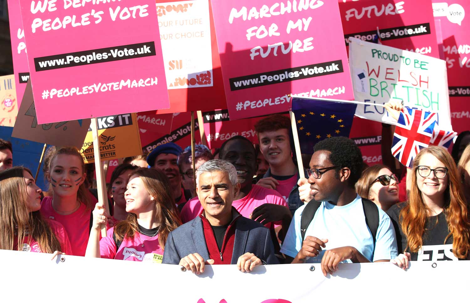 Uutta brexit-kansanäänestystä vaativa People's Vote March -mielenosoitus keräsi lokakuun lopussa yli puoli miljoonaa mielenosoittajaa Lontoon kaduille, mukanaan mm. kaupungin pormestari Sadiq Khan (keskellä). Kuva: Yui Mok / PA Photos / Lehtikuva