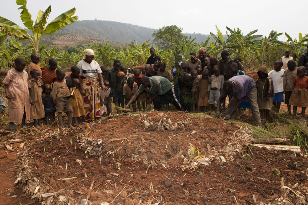 Ruandalainen kyläyhteistö opettelee avaimenreikäpuutarhan rakentamista paikallisen avustustyöntekijän ohjaamana. Viljelytapojen kehittämisellä ja monipuolistamisella voidaan lisätä pienviljelyn tuottavuutta. Kuva: Wayne Hutchinson / Universal Images Group / Lehtikuva