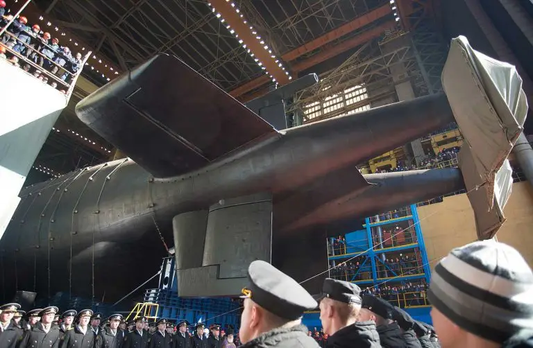Venäjä laski huhtikuussa vesille maailman suurimman sukellusveneen, ydinkäyttöisen Belgorodin. Sukellusvene pystyy kantamaan kuutta Poseidon-torpedoa. Torpedot voidaan varustaa ydinkärjellä ja niitä on mahdollista käyttää kauko-ohjattuina tai itsestään ohjautuvina. Kuva: Oleg Kuleshov/Tass/GettyImage