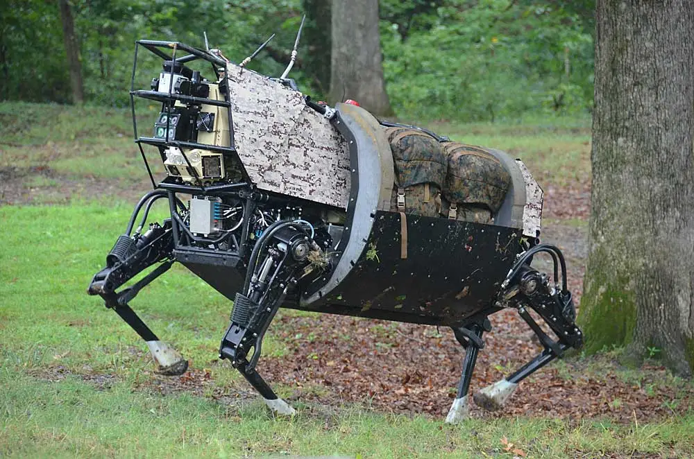 LS3 (Legged Squad Support System) on DARPA:n ohjelmassa kehitetty ”robottimuuli”, joka kantaa lähes 200 kg varusteita ja mm. toimii sensorialustana merijalkaväen partion tukena. Ohjelma ei johtanut operatiiviseen järjestelmään, mutta vastaavat robottiteknologiat ja mm. niiden tekoälyalgoritmeihin perustuvat autonomiset toiminnot ovat edelleen intensiivisen tutkimuksen kohteena. Vaikka länsimaissa on eettisiä pidäkkeitä ”tappajarobottien” kehittämiseen, on niiden ilmestyminen taistelukentälle vain ajan kysymys. Kuva: DARPA