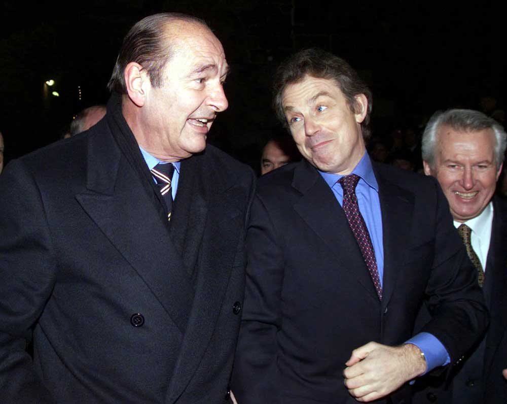 Ranskan presidentti Jacques Chirac ja Ison-Britannian pääministeri Tony Blair tapasivat Saint-Malossa joulukuussa 1998. Tapaamisen jälkeisessä julistuksessa todettiin että EU:n pitää voida toimia autonomisesti ja sen tukena on oltava uskottava sotilaallinen voima. Kuva: David Ademas/ Reuters / Lehtikuva