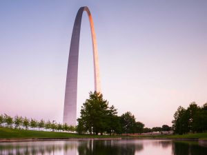 Eero Saarinen jätti pysyvän jälkensä St. Louisin maisemaan suunnittelemallaan The Gateway Arch -muistomerkillä. Kuva: Joe Howard/Wubtec.com/Wikimedia.