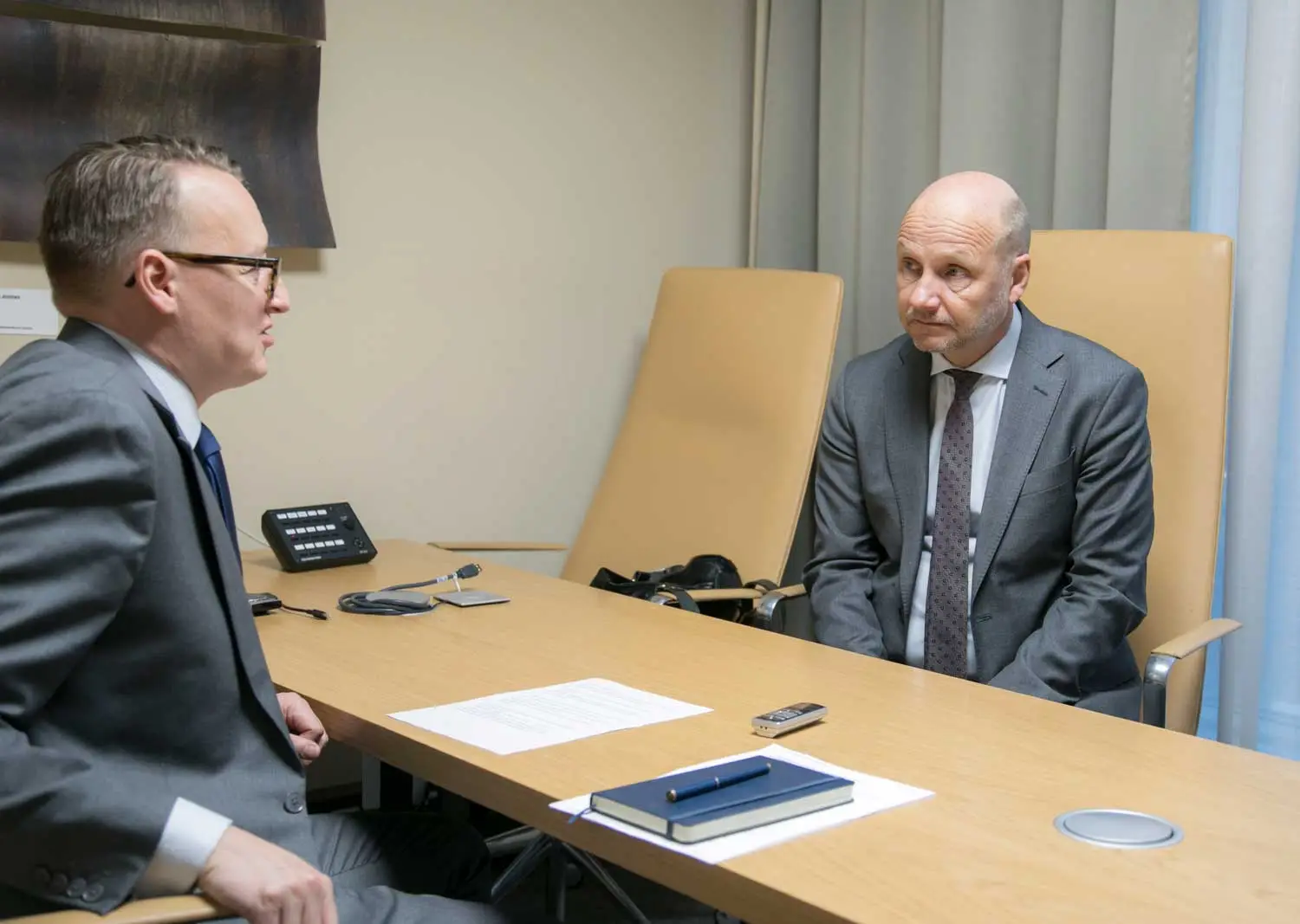 Kansliapäällikkö Jari Gustafsson Maanpuolustus-lehden haastateltavana.