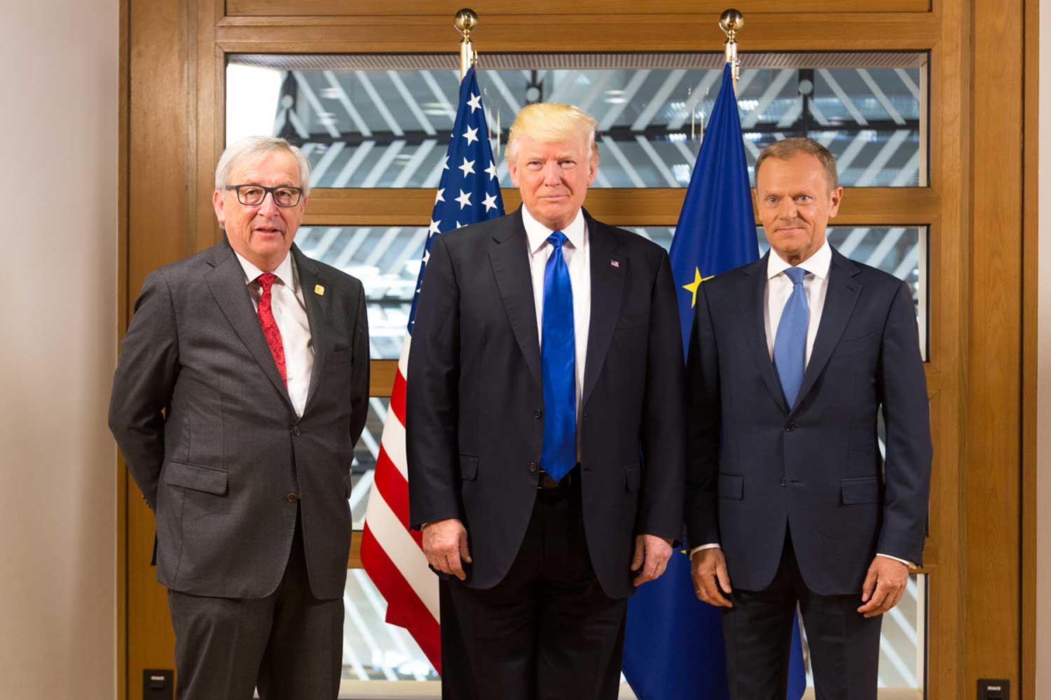 Presidentti Trump tapasi Euroopan komission puheenjohtaja Jean-Claude Junckerin ja Eurooppa-neuvoston puheenjohtaja Donald Tuskin Brysselissä 25.5.2017. Kuva: Official White House Photo / Shealah Craighead.