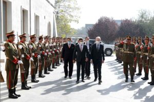 Ulkoministeri Pekka Haavisto kävelee presidentin neuvonantajan ja saattueen kanssa sotilaiden kunniakujan keskellä Afganistanin presidentin vastaanotolle.