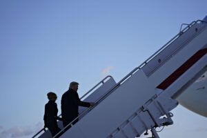 Donald ja Melania Trump nousevat Air Force One -lentokoneeseen.