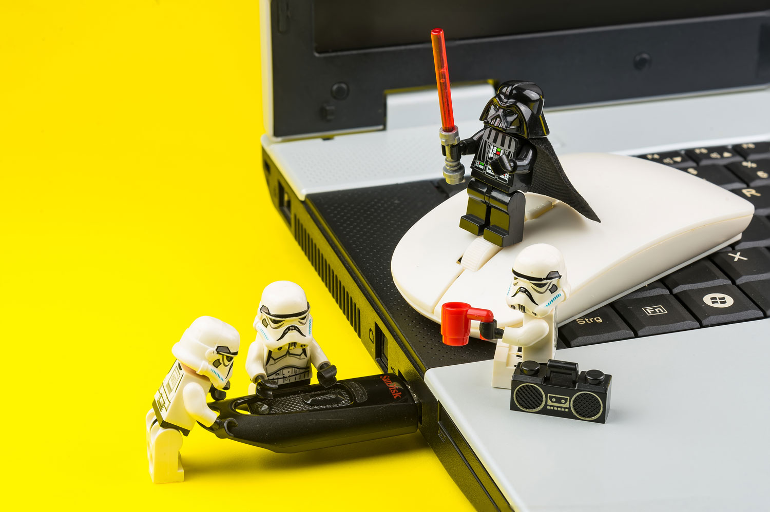 Kuvassa Darth Vader -Lego ohjaa Stormtrooper-legoja työntämään muistitikun tietokoneeseen.