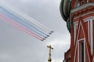 Kuusi venäläistä hävittäjää vapauttaa harmaalle taivaalle Venäjän lipun värit. Etualalla näkyy Pyhän Vasilin katedraalin torni.