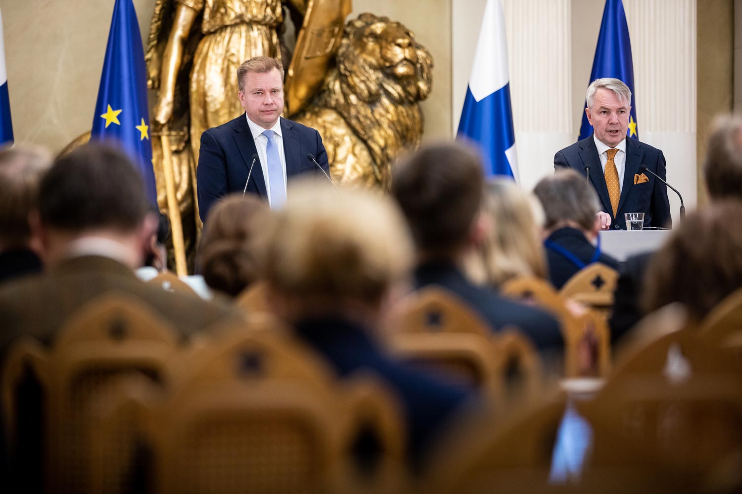 Ulkoministeri Haavisto ja puolustusministeri Kaikkonen presidentinlinnan salissa median edessä.