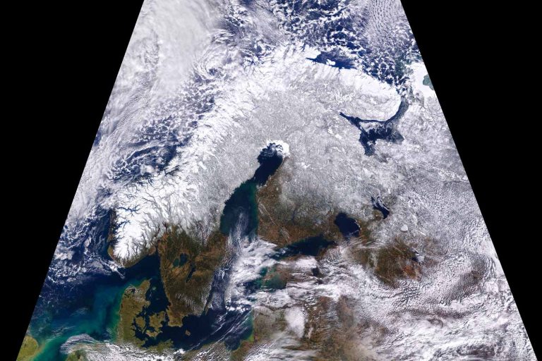 Satelliittikuvassa näkyy Pohjois-Eurooppaa. Eteläinen Ruotsi ja Suomi ovat lumettomia.