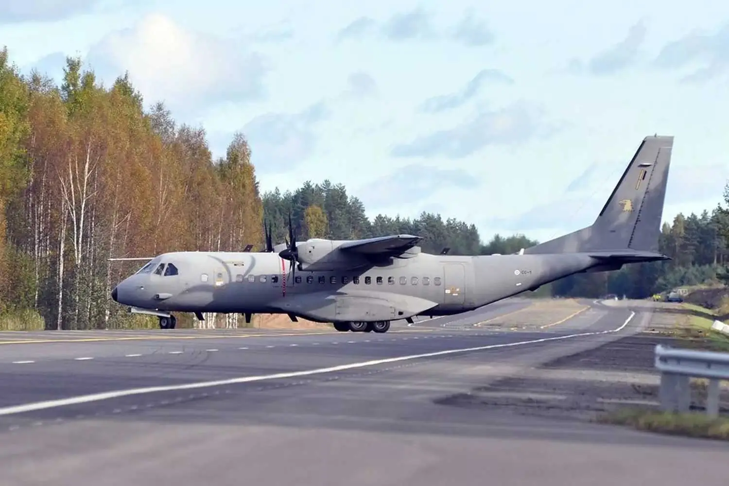 Ilmavoimien Casa-kuljetuskone maantietukikohdassa.