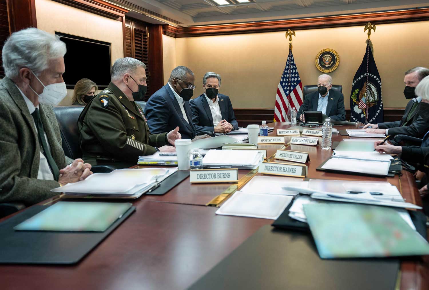 Presidentti Joe Biden johtaa puhetta kokoustilassa turvallisuusneuvoston ympäröimänä.
