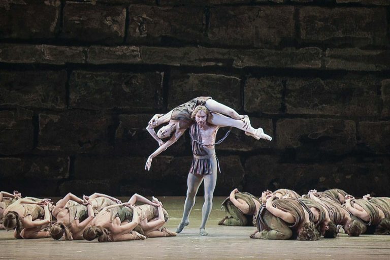 Baletissa vangittua Spartacusta esittävä nostaa kahlitun vaimonsa ilmaan muiden vankien maatessa kumartuneena kasvot kohti lattiaa.