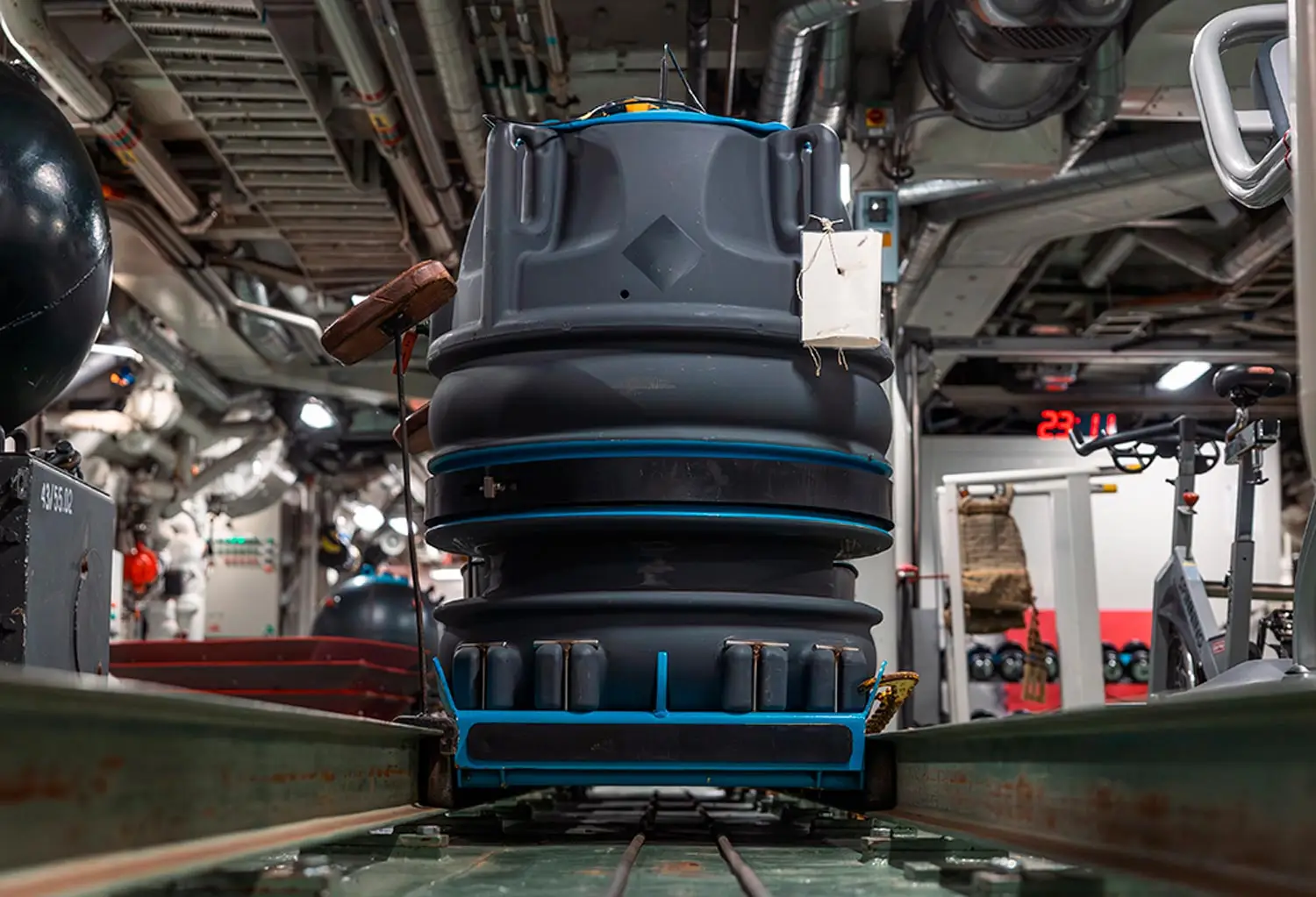 Musta merimiina laivan ruumassa.