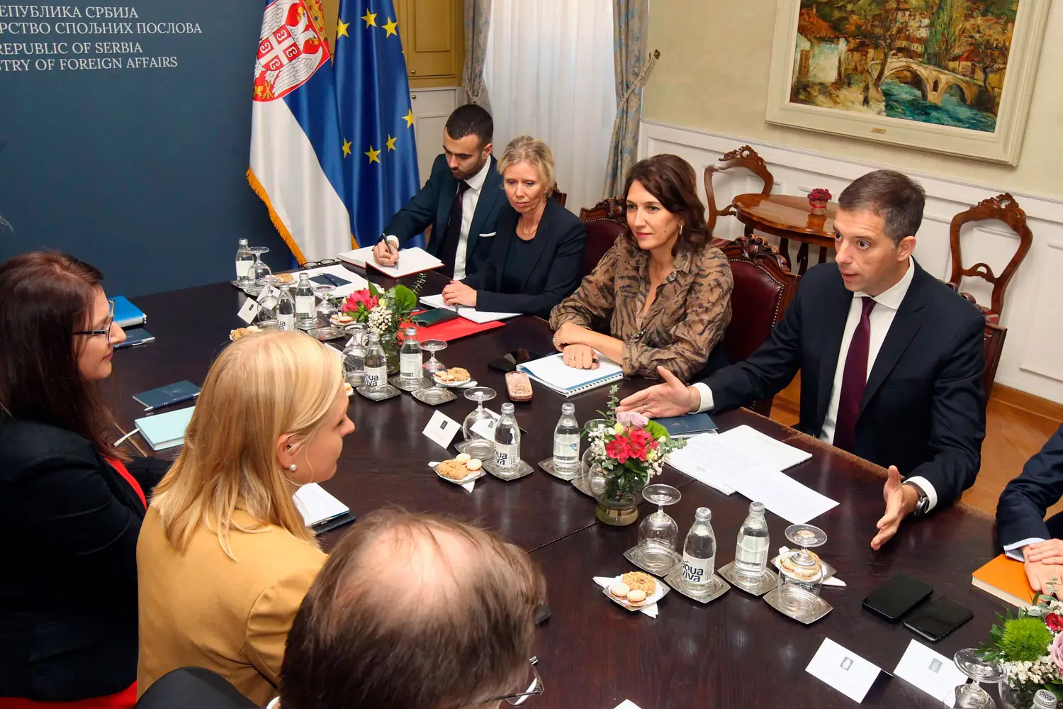 Ulkoministeri Elina Valtonen ja Serbian pääministeri Marko Djuric istuvat vastakkain neuvottelupöydän ääressä heidän seurueensa istuessa vieressä. Taustalla näkyy Serbian ja EU:n liput.