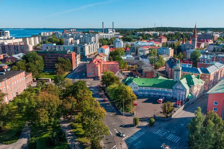 Ilmakuvassa näkyy vanha 1908 rakennettu keskuspaloasema ja taustalla kaupunkia tehtaanpiippuineen.